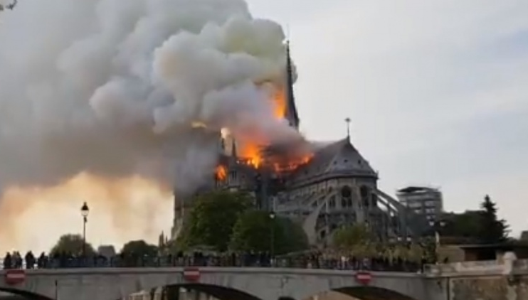 pożar Notre Dame w Paryżu - katedra gotycka