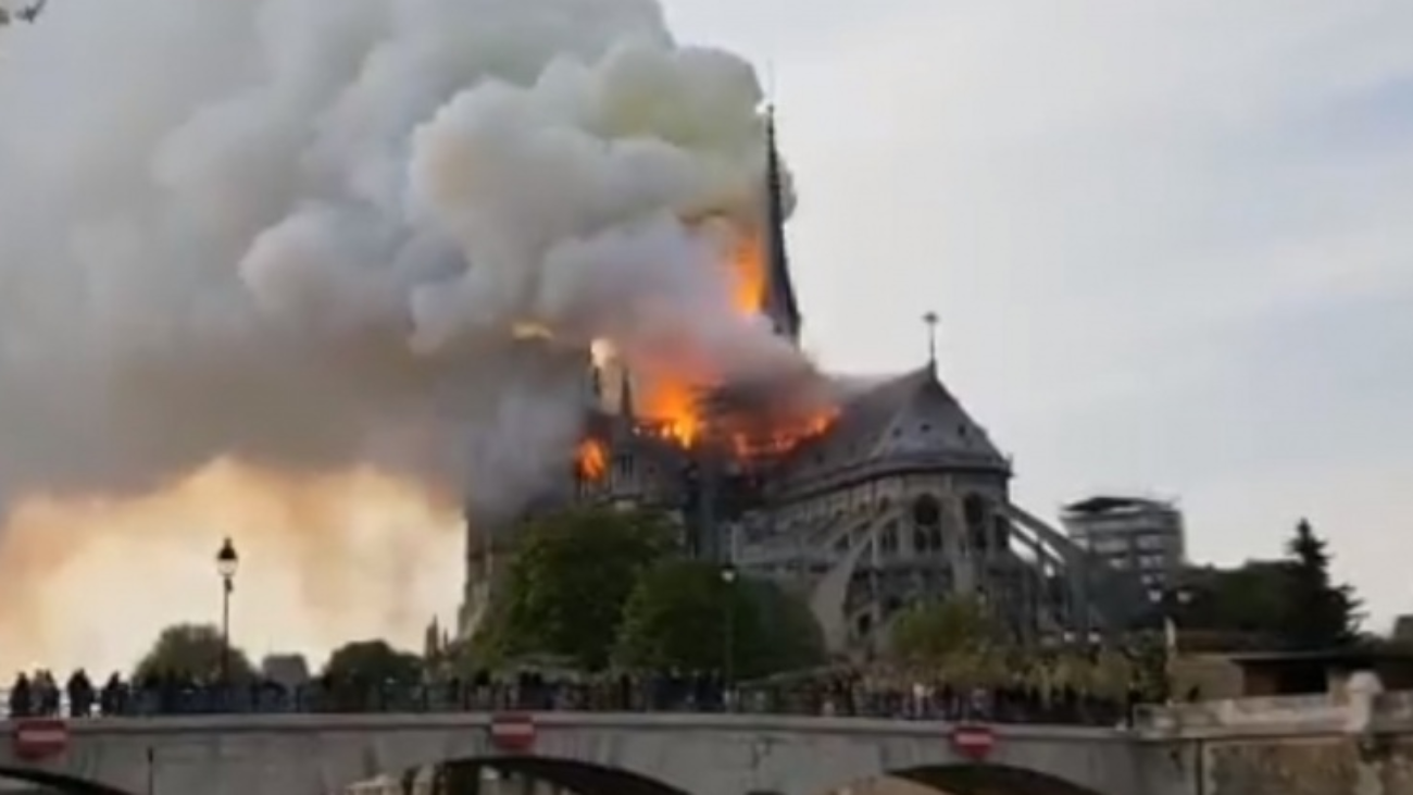 pożar Notre Dame w Paryżu - katedra gotycka