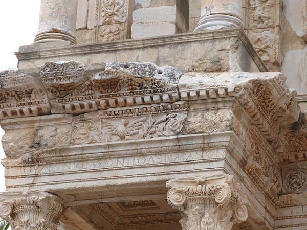 Belkowanie w Bibliotece Celsusa w Efezie