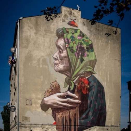 Łódzki mural - Kobieta z kurczakiem. Autor ETAM CREW