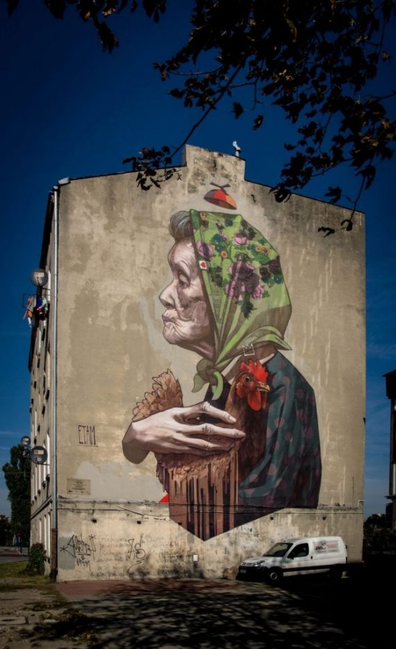 Łódzki mural - Kobieta z kurczakiem. Autor ETAM CREW