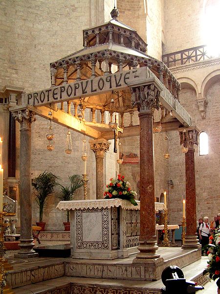 Cyborium w bazylice Św. Mikołaja, Bari, Włochy