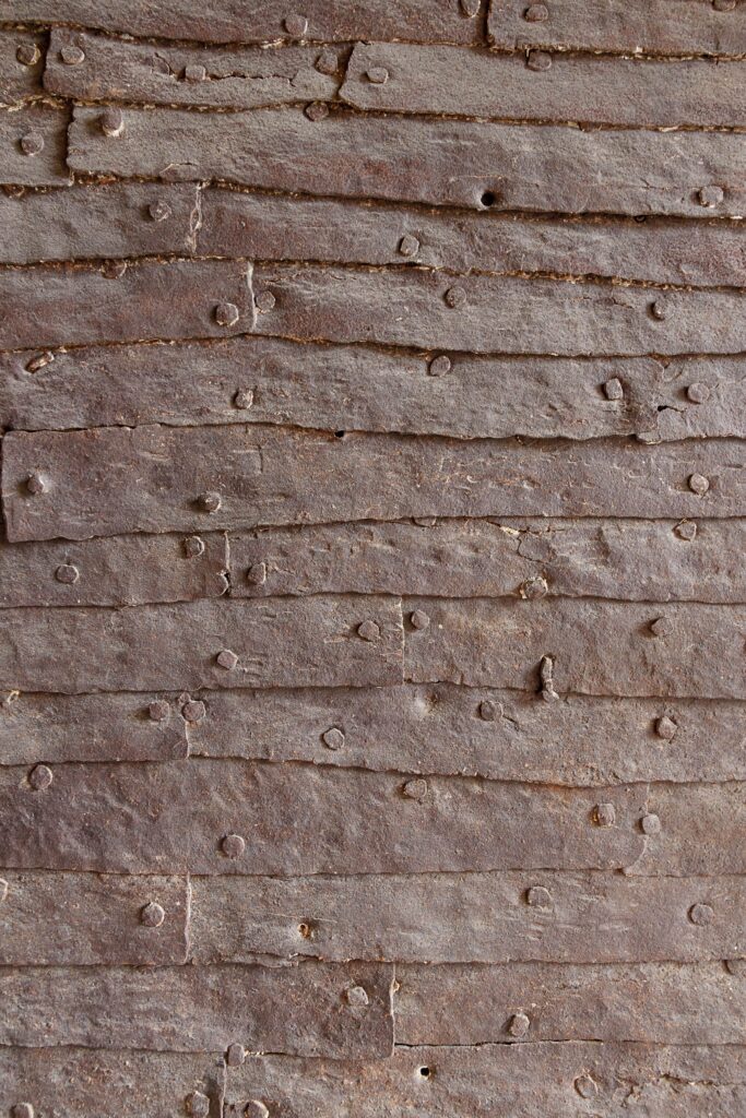 kołek rozporowy w drewnie