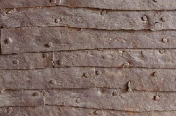 kołek rozporowy w drewnie