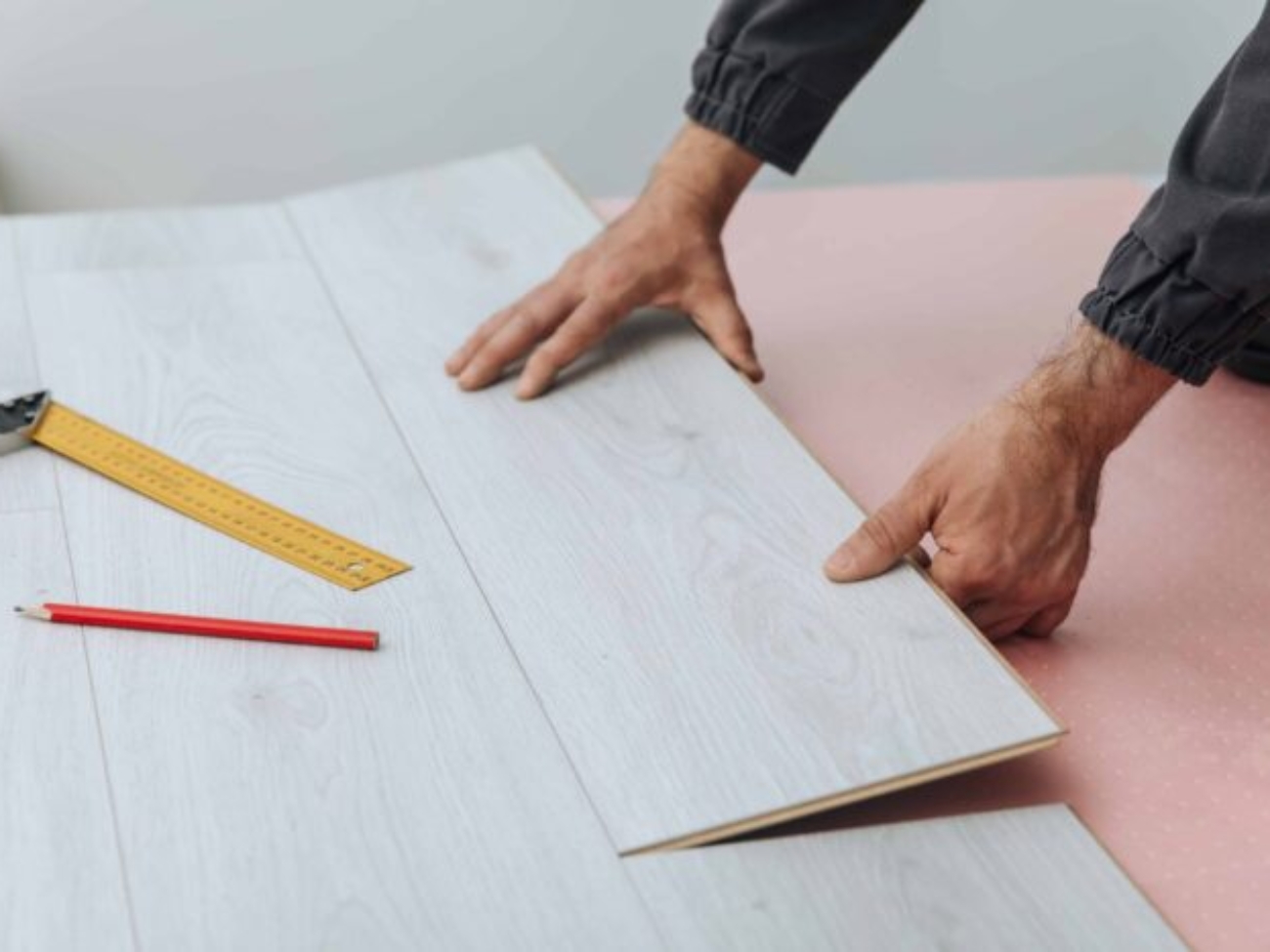 układanie paneli podłogowych