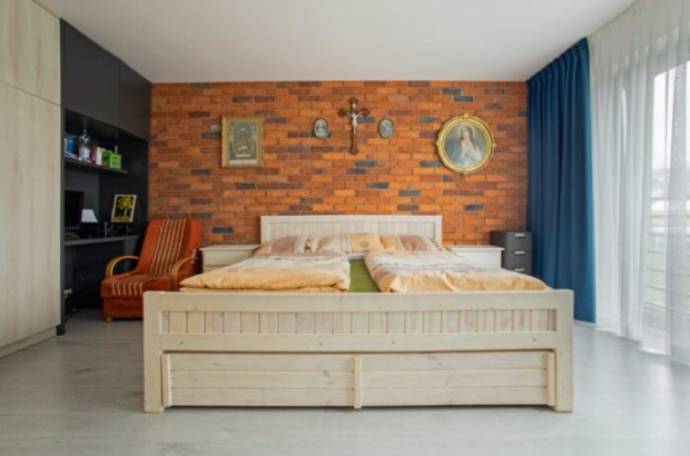 sypialnia ze ścianą z cegieł