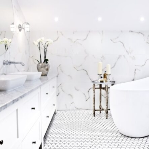 elegancka-lazienka-w-stylu-hampton-plytki-heksagony-biale-raw-decor