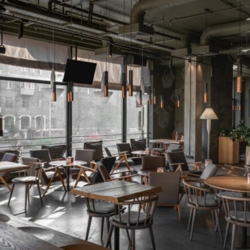 krzesła w restauracji
