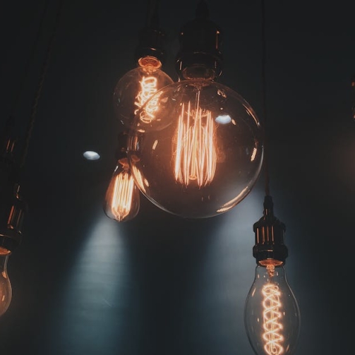 instalacja elektryczna żarówki