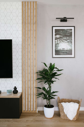 drewniane akcenty w nowoczesnym salonie - inspiracje