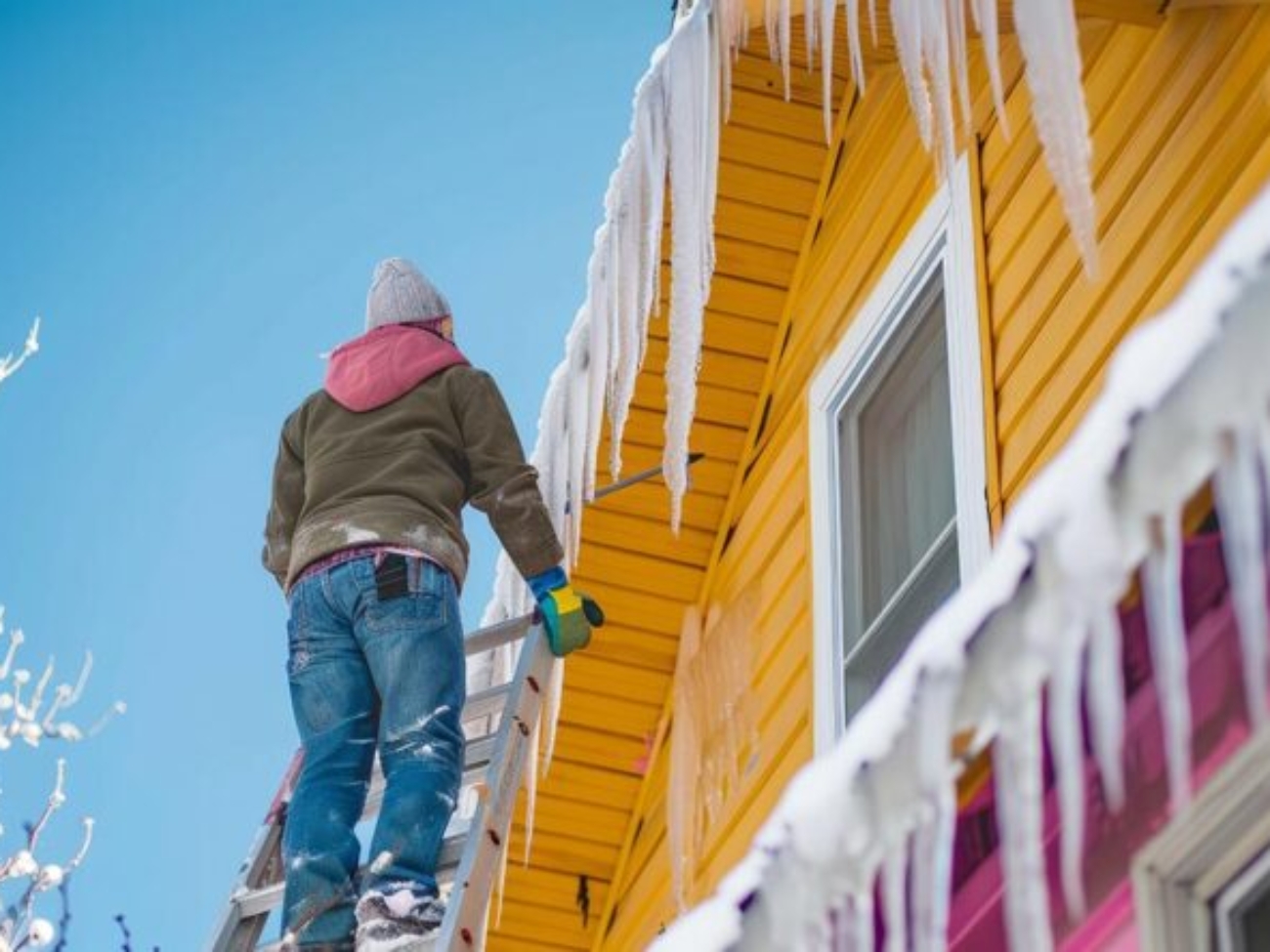 Usuwanie sopli z dachu