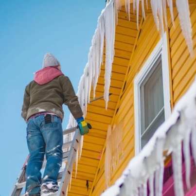 Usuwanie sopli z dachu