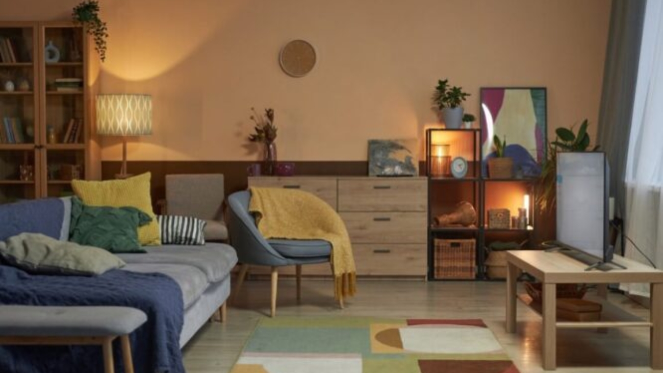 przytulny-salon-z-delikatnym-oswietleniem-i-dekoracjami