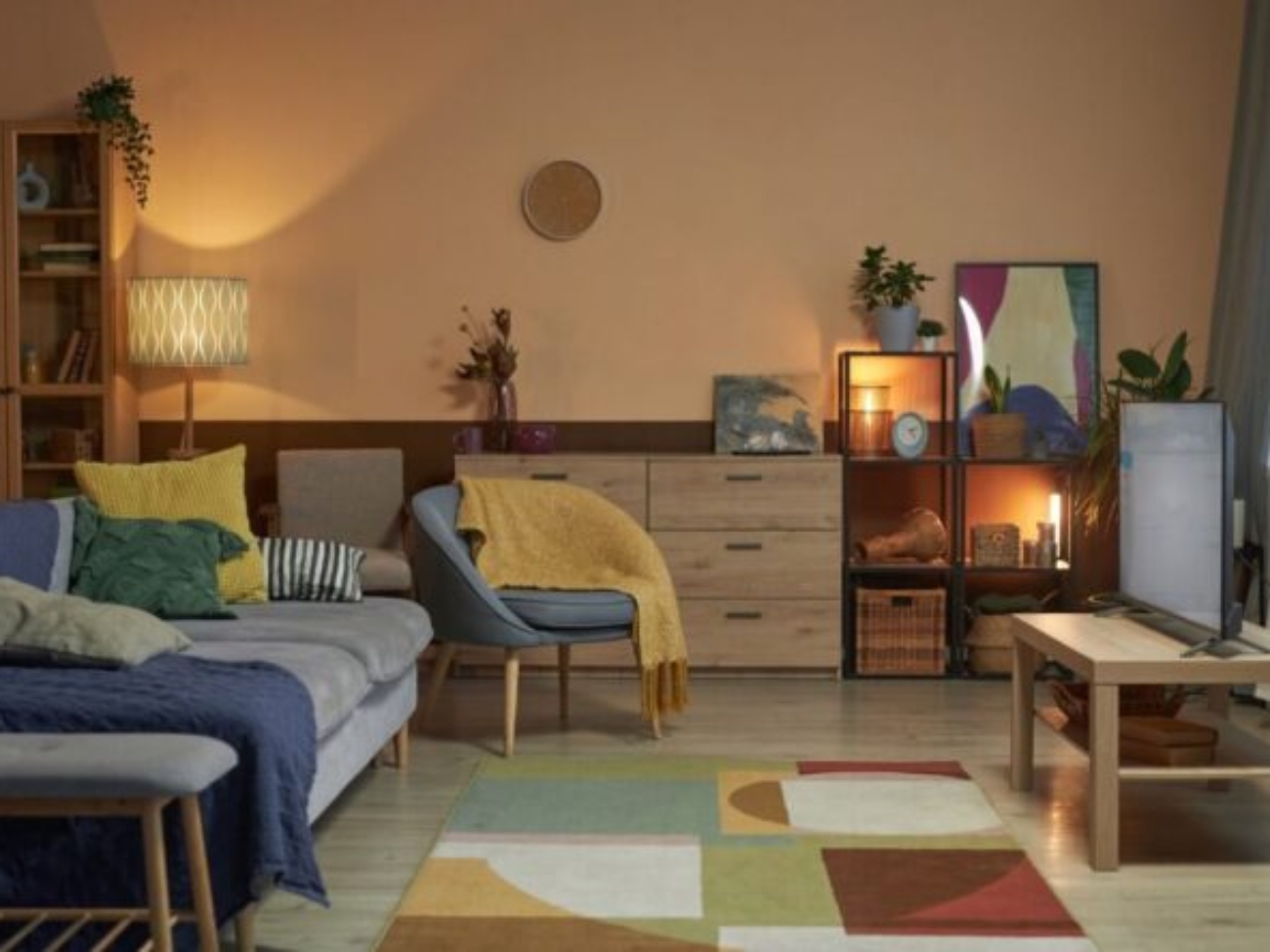 przytulny-salon-z-delikatnym-oswietleniem-i-dekoracjami