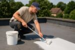 mezczyzna-uszczelnia-dach