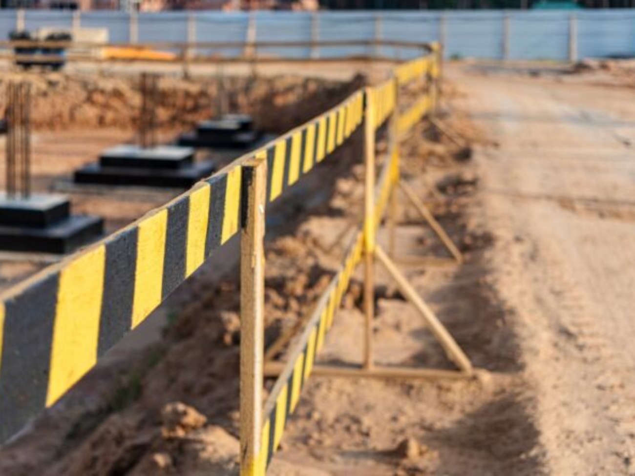 ogrodzenie-wykopu-budowlanego-bezpieczenstwo-budowy-plac-budowy-z-fundamentami-zelbetowymi-z-ogrodzeniem-ochronnym