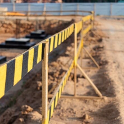 ogrodzenie-wykopu-budowlanego-bezpieczenstwo-budowy-plac-budowy-z-fundamentami-zelbetowymi-z-ogrodzeniem-ochronnym