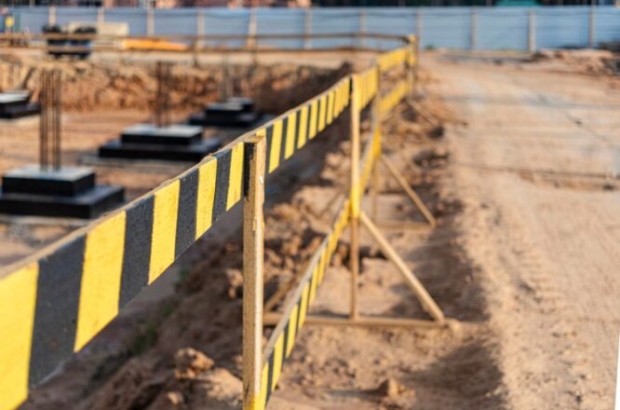 ogrodzenie-wykopu-budowlanego-bezpieczenstwo-budowy-plac-budowy-z-fundamentami-zelbetowymi-z-ogrodzeniem-ochronnym